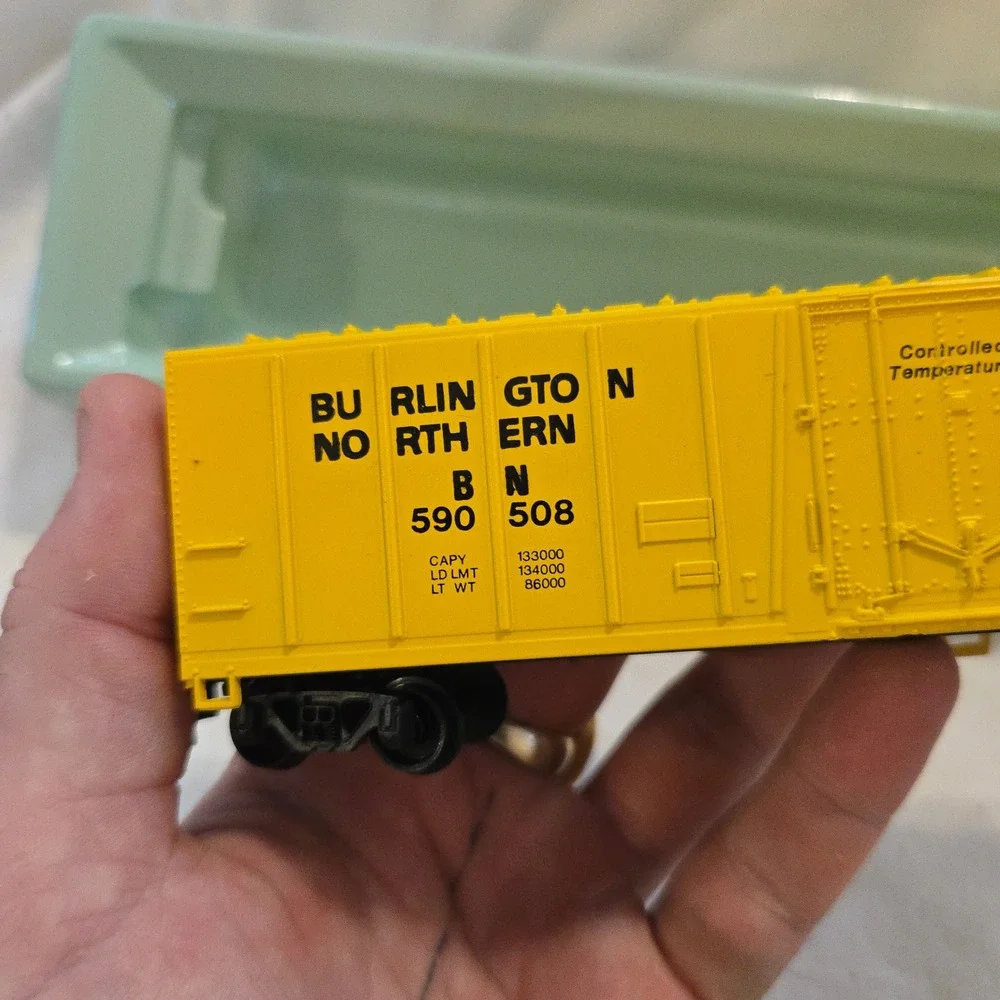 VTG Bachmann 51 Reefer Burlington Northern Yellow HO Scale Train Car 43 1009 03